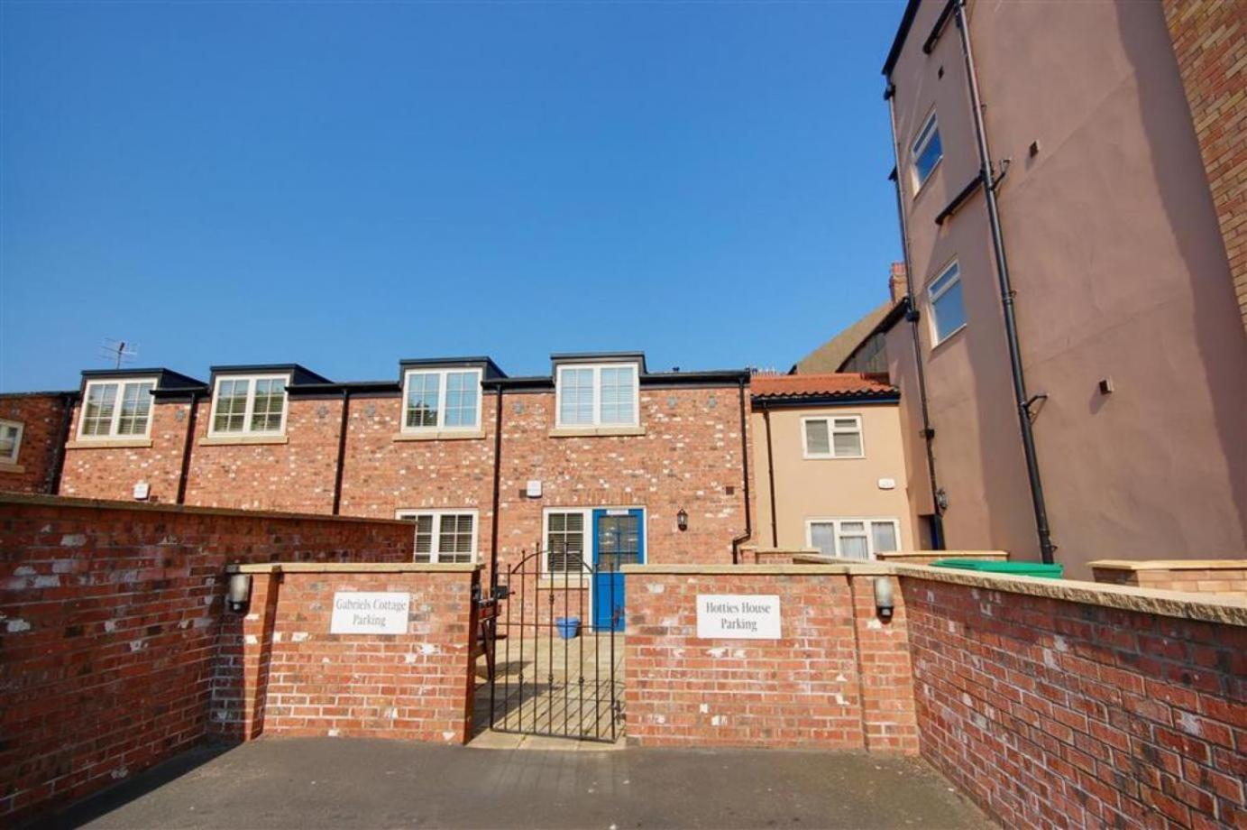 Hotties House - Two-Bed Cottage, Dog-Friendly & Off-Street Parking - Scarborough Eksteriør bilde