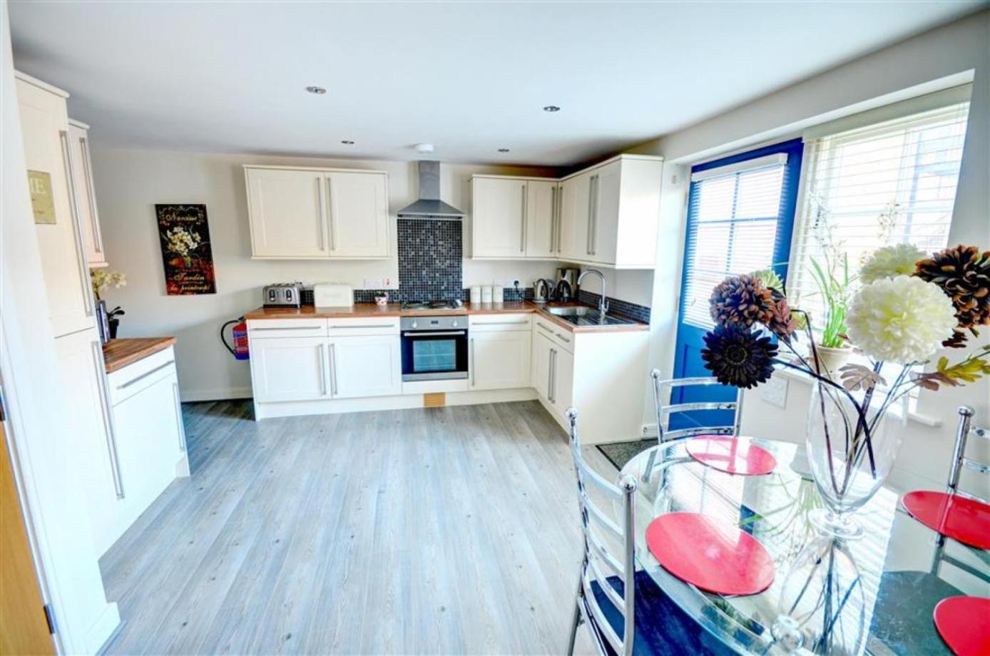 Hotties House - Two-Bed Cottage, Dog-Friendly & Off-Street Parking - Scarborough Eksteriør bilde