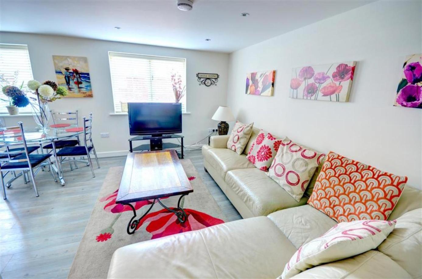 Hotties House - Two-Bed Cottage, Dog-Friendly & Off-Street Parking - Scarborough Eksteriør bilde